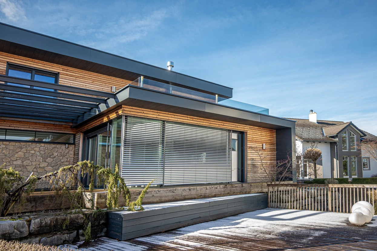 Maison de design moderne, fenêtres, balcon, porte d'entrée, revêtement en bois, salle d'exposition, concept industriel, technologie d'économie d'énergie