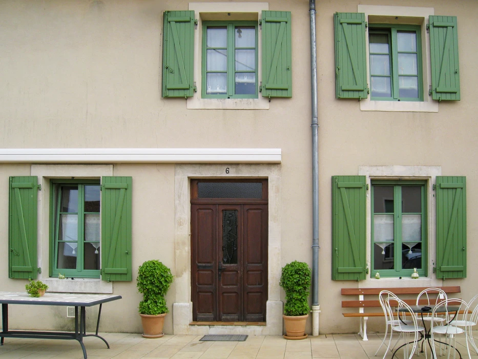 Façade de maison bourgeoise française, enduit beige, numéro 6