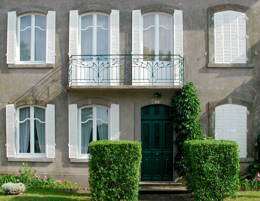 Façade d'une maison bourgeoise française numérotée 27, style Art nouveau