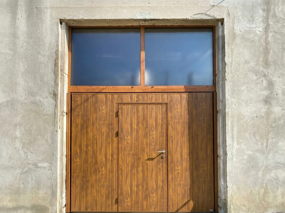 Porte de garage latérale avec portillon intégré, en PVC imitation bois chêne doré, rainures verticales
