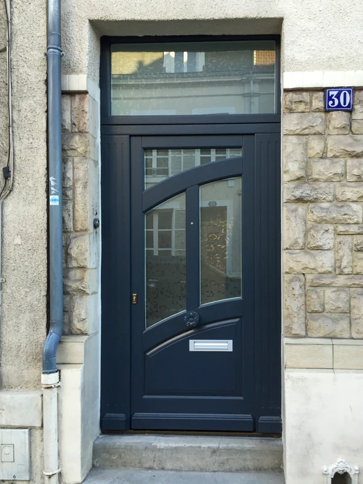 Bâtiment bourgeois français à trois niveaux en pierre calcaire beige