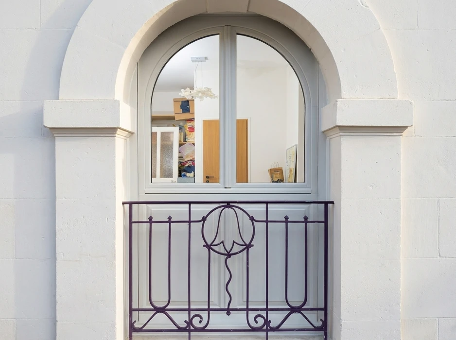 Façade de bâtiment classique en briques rouges et pierres calcaires alternées