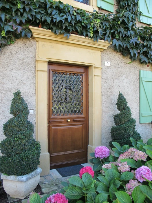 Intérieur résidentiel moderne, porte intérieure fermée en teinte gris clair perle