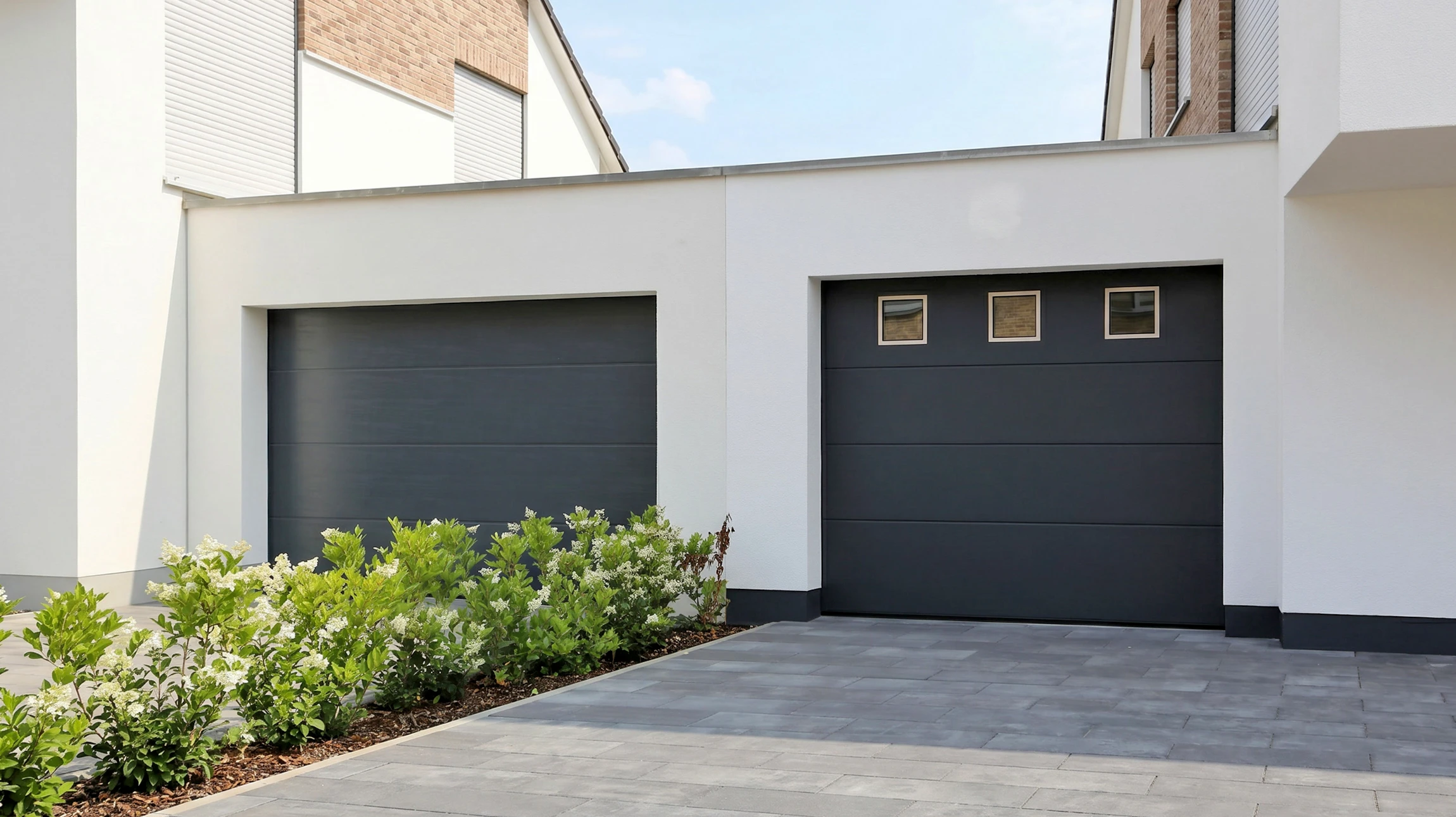 Terrasse en bois composite avec lame IPE, vue extérieure d'une maison individuelle