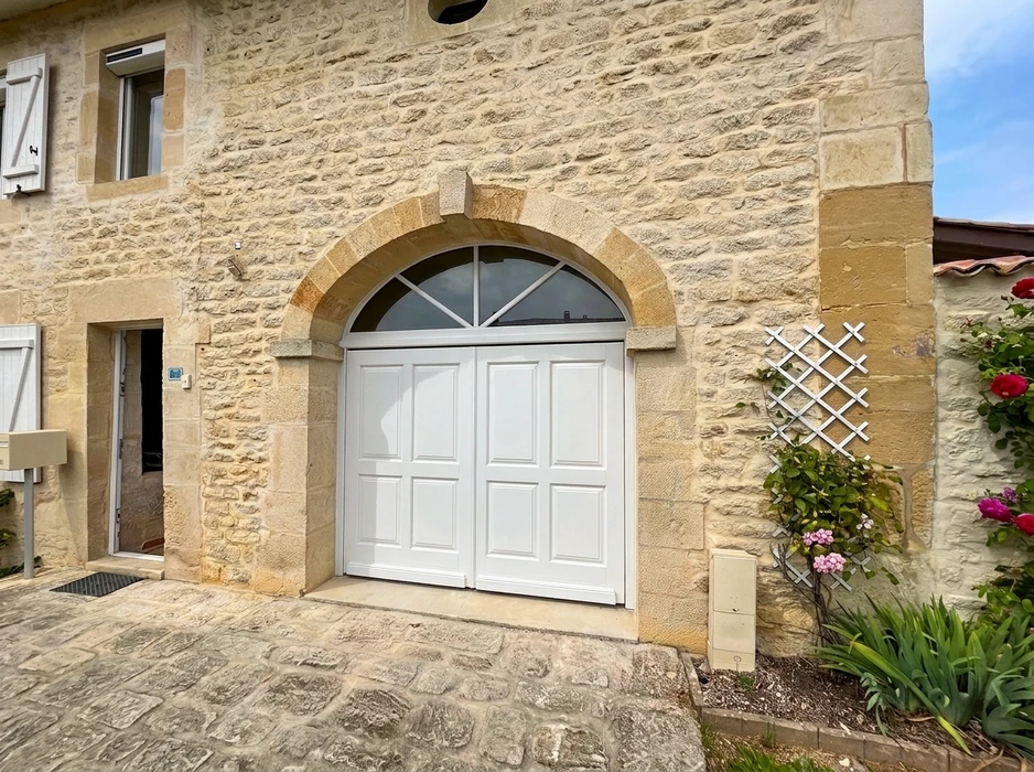 Entrée extérieure d'une maison individuelle