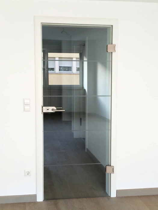 Couloir intérieur avec deux portes intérieures contemporaines en bois clair à grain horizontal, montées sur huisseries encastrées