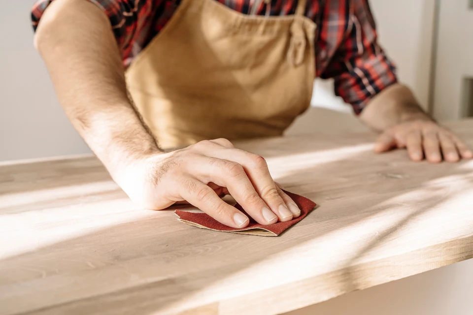 Atelier de menuiserie intérieur avec femme artisan travaillant sur établi