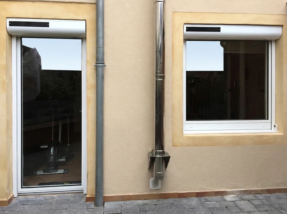 Façade extérieure d'une maison bourgeoise en enduit jaune pâle