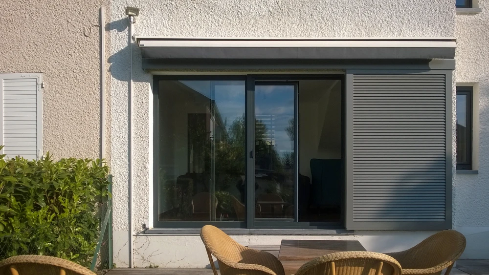 Entrée extérieure d'une maison, vue de face