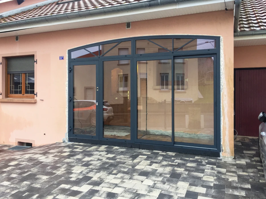 Porte d'entrée extérieure sur façade enduite jaune pâle