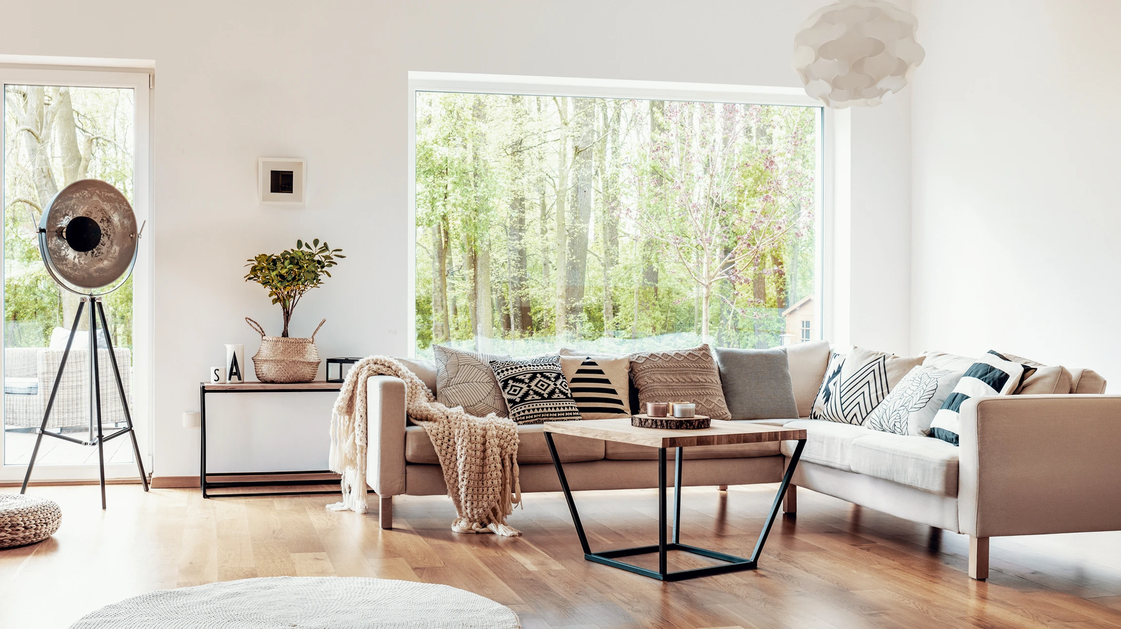 Terrasse en bois composite avec extension vitrée moderne