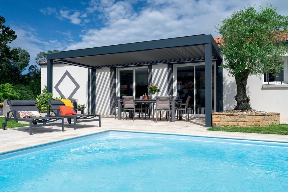 Scène extérieure de jardin avec pergola moderne abritant un salon de jardin en résine tressée marron