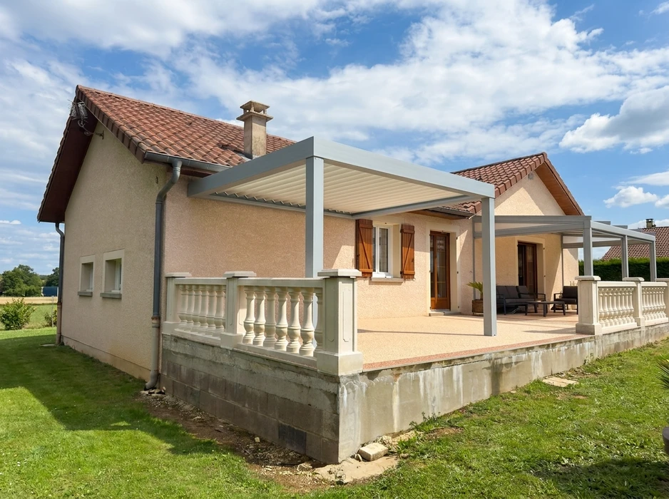 Toiture terrasse accessible avec membrane d'étanchéité PVC blanc, vue extérieure en plein jour