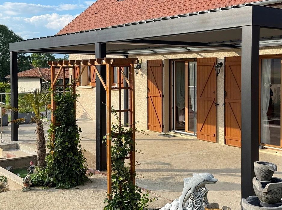 Porte de garage extérieure triple vantaux en aluminium, coloris gris anthracite RAL 7016, à panneaux verticaux rainurés