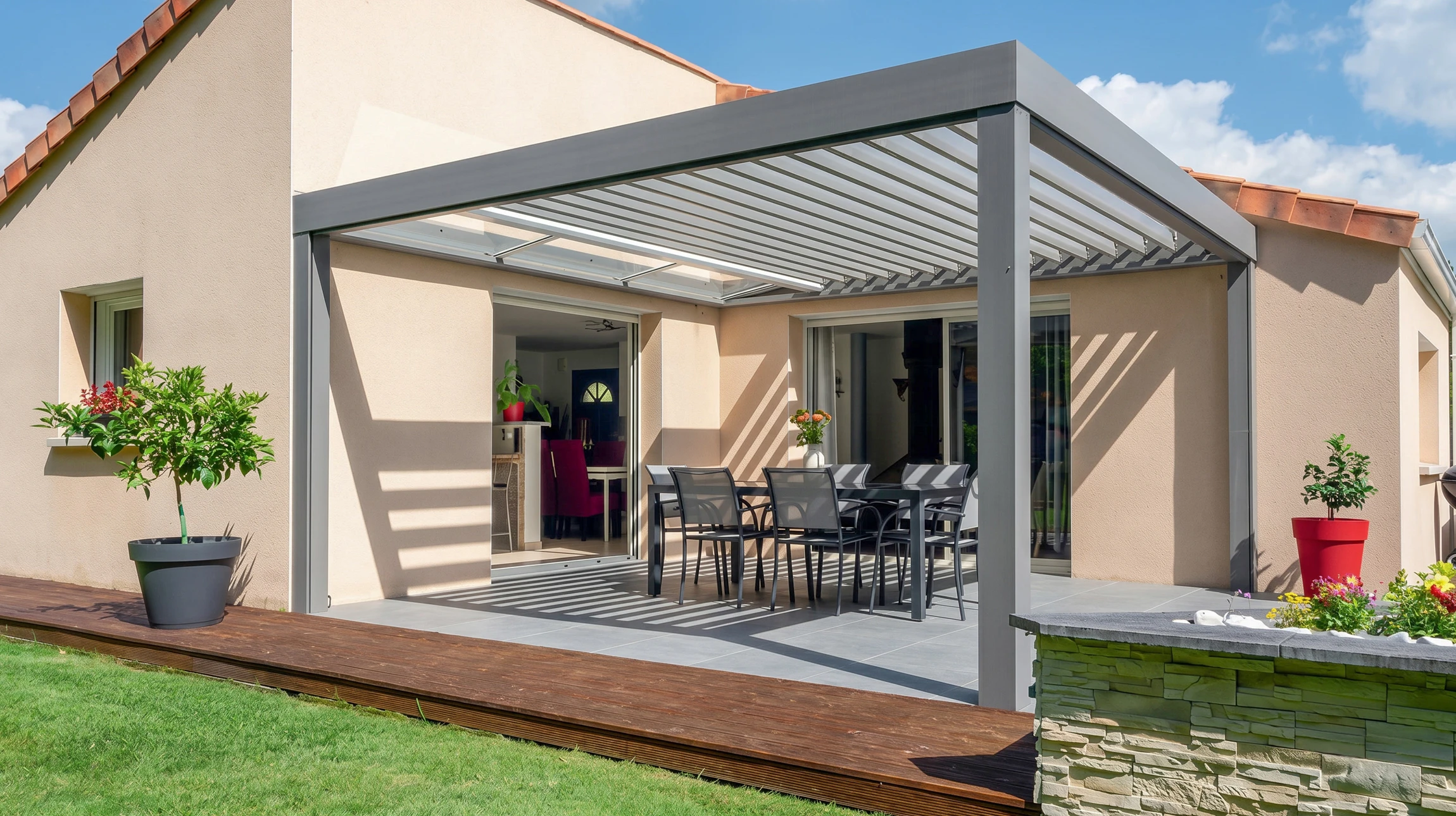 Véranda lumineuse avec vitrage aluminium anthracite, lanterneau zénithal central