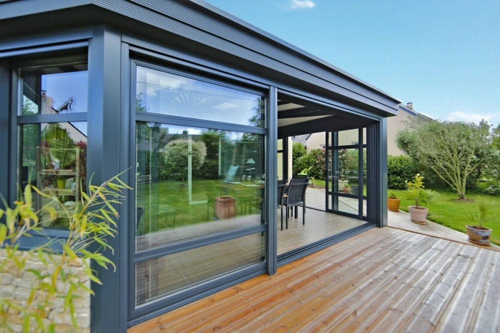 Entrée d'une maison individuelle avec jardin paysager