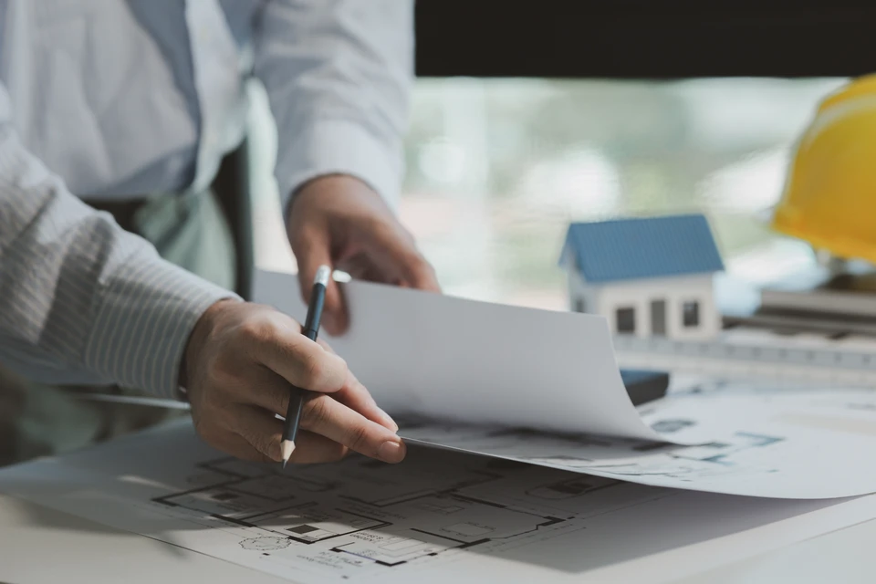 Des concepteurs travaillant sur un nouveau projet dans un bureau moderne