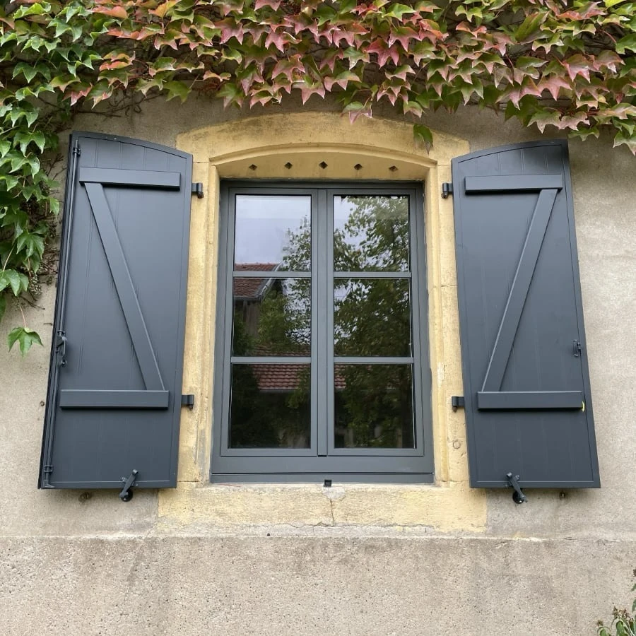 Porte cochère double vantaux en bois laqué vert sapin, style Haussmannien