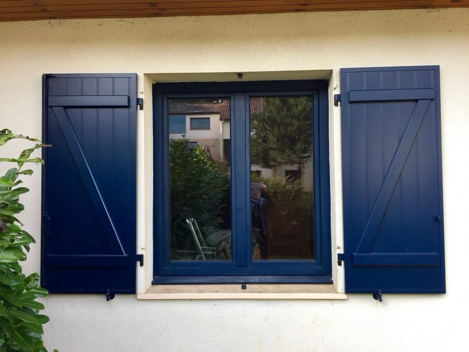 Façade de maison bourgeoise française, enduit beige, numéro 6