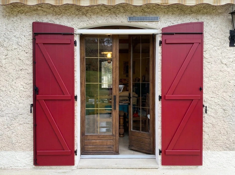 Façade d'une maison résidentielle européenne, style alsacien ou suisse