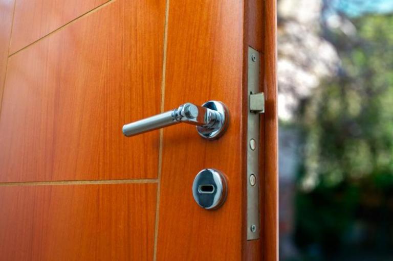 Bien choisir sa porte d'entrée à Cormontreuil : conseils